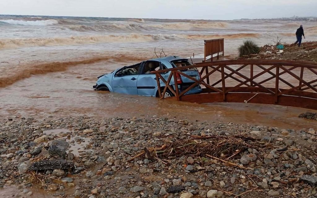 Σφοδρή κακοκαιρία στην Κρήτη: Ένας νεκρός στο Ρέθυμνο – Ξεχείλισαν ποτάμια, πλημμύρισαν σπίτια – Μπαράζ 112 σε Μυλοπόταμο, Ζωνιανά, Λιβάδια